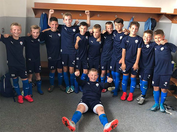 KATEGORIE U12 SLAVÍ VÍTĚZSTVÍ PROTI O ROK STARŠÍMU TŘINCI